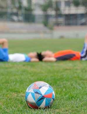 Optimal beskyttelse til fodbold med de rette benskinner til børn