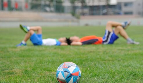 Optimal beskyttelse til fodbold med de rette benskinner til børn